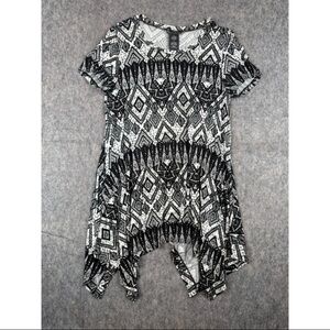 Chelsea & Theodore Tunic Top Women's Medium Black White Aztec Sharkbite Ruffled